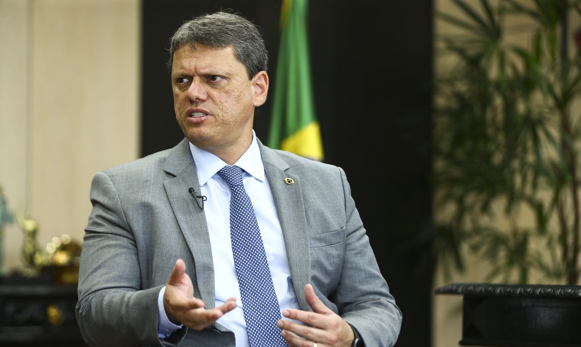 SP: governador Tarcísio de Freitas diz que vai “lutar até o final” por privatização do Porto de Santos e que fará estudos para venda da Sabesp