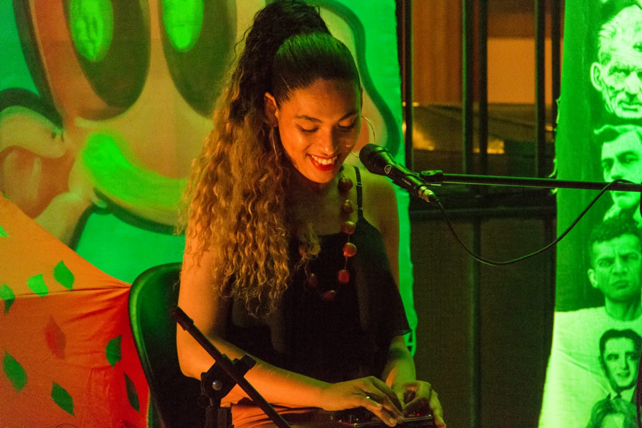 Conheça Uma Luiza, artista educadora que leva música e oralidade por onde canta