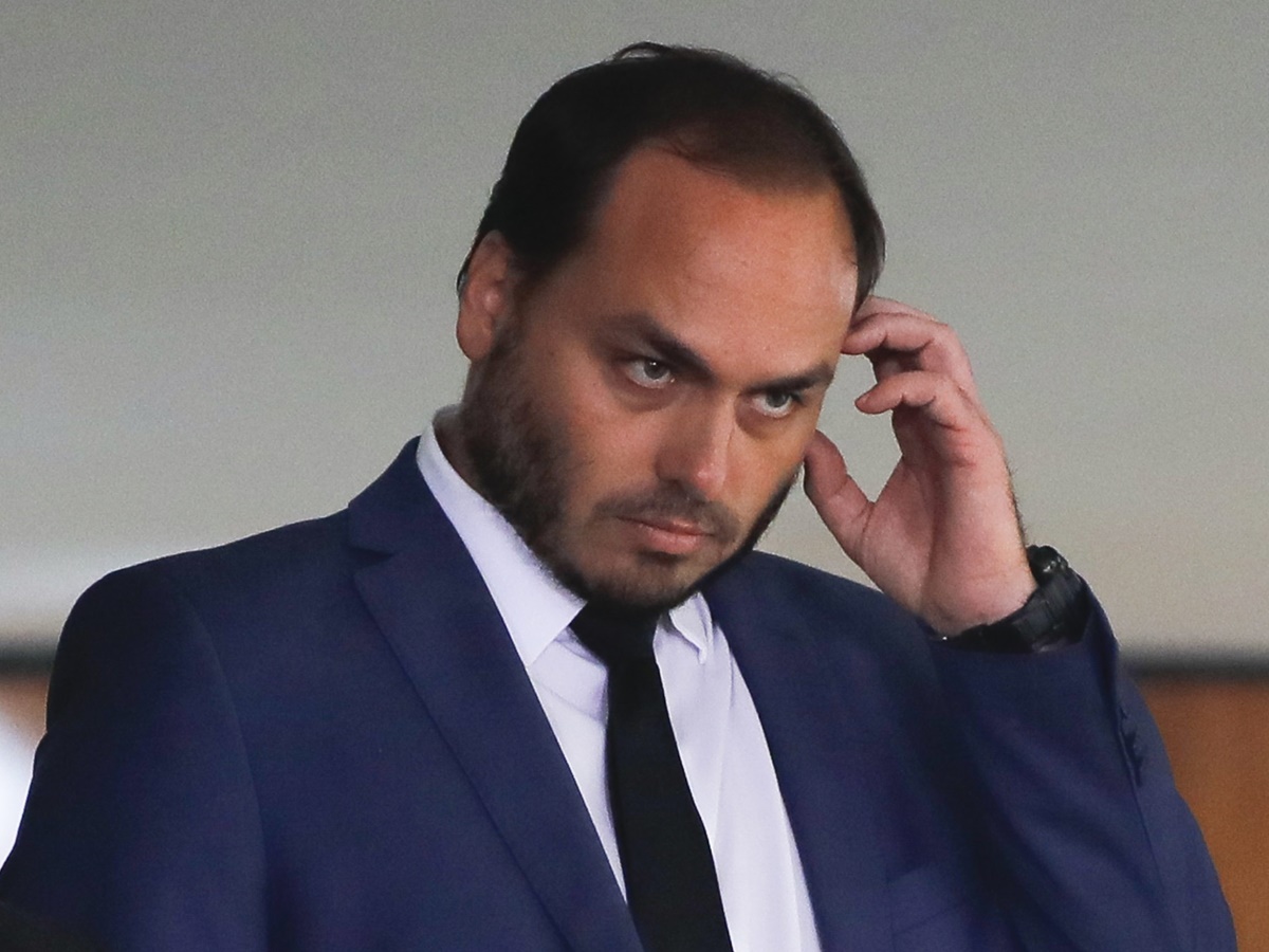 Internação de Bolsonaro em UTI mobiliza familiares e gera apreensão no cenário político