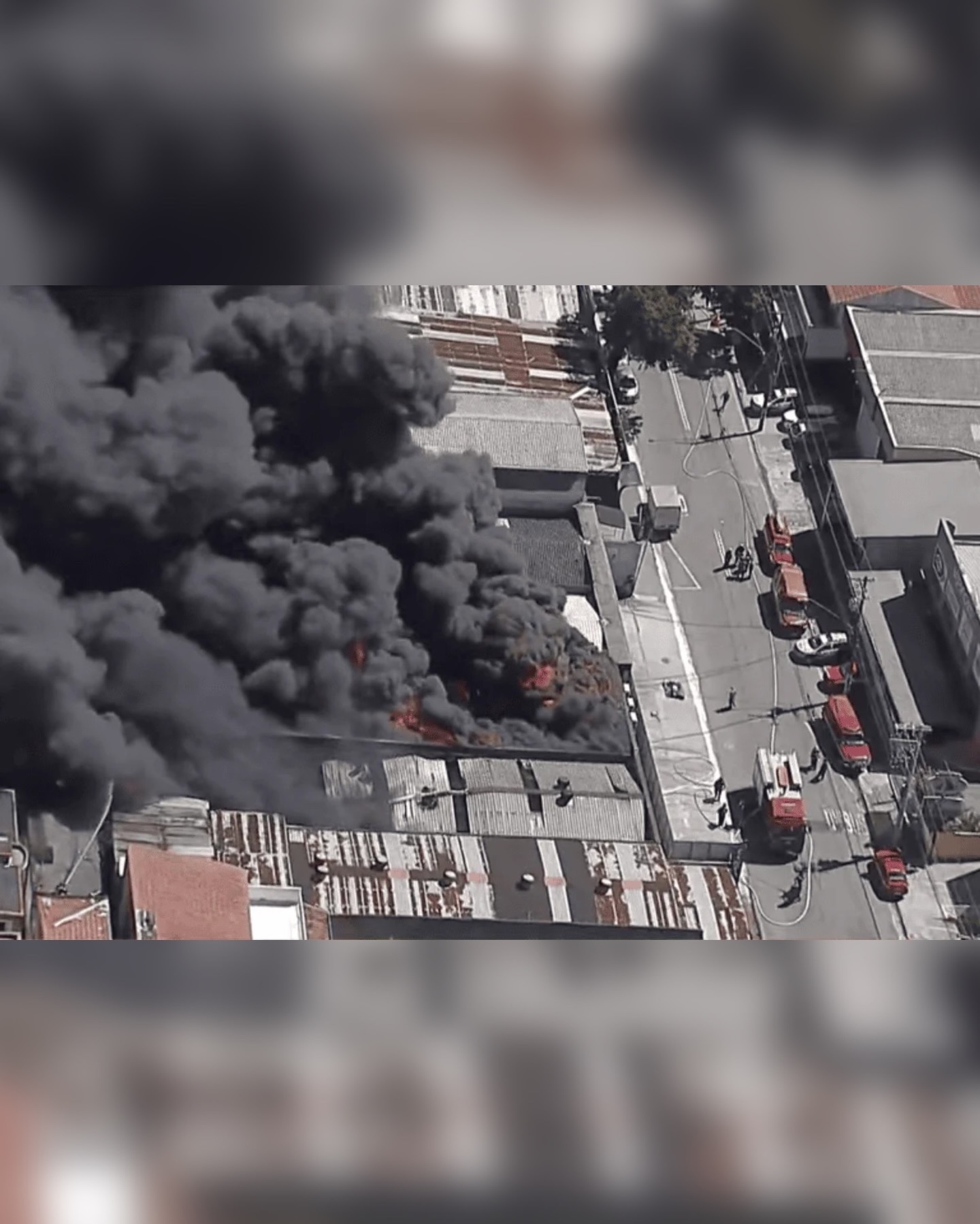 Um incêndio de grandes proporções atingiu uma loja de tintas na manhã desta segunda-feira (23/3) em Santo André, no ABC Paulista. Segundo informações preliminares do Corpo de Bombeiros, o fogo começou por volta das 9h na Avenida Dom Pedro I, na altura do número 1.720. Até o momento, 16 viaturas foram empenhadas para conter as chamas e 43 bombeiros. A ocorrência ainda está em andamento e não há informações sobre vítimas.